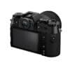 Fujifilm X-T50 Kamera mit XC 15-45mm Objektiv in Schwarz.