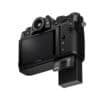 Fujifilm X-T30 III Gehäuse schwarz mit aufgeschobenem Akku.