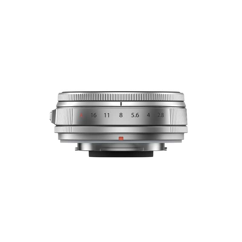 Fujinon XF23mm F2.8 R WR silber Objektiv auf weißem Hintergrund.
